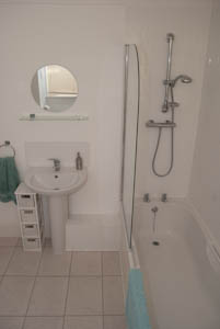 Regatta Cottage - Downstairs bathroom